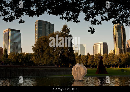 Bellevue-Skyline vom Innenstadt Park mit Springbrunnen und Wasserfall bei Sonnenuntergang mit Citylights Stockfoto
