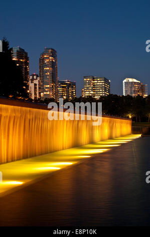 Bellevue-Skyline vom Innenstadt Park mit Springbrunnen und Wasserfall bei Sonnenuntergang mit Citylights Stockfoto