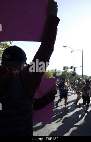 Chicago, Illinois, USA. 12. Oktober 2014. Das Wetter war ideal für die 2014 Chicago-Marathon, der am Sonntag, den 12. Oktober stattfand. Zu Beginn des Rennens war die Temperatur in den 40er Jahren. 45.000 Teilnehmer einschließlich der Rollstuhl-Athleten trat das 26 Meile Rennen, das durch verschiedene Stadtteile Chicagos gewickelt. Eliud Kipchoge, eine 29-jährige Läufer aus Kenia gewann das Rennen mit einer Zeit von 02:04:11. Kenia machte eine eins, zwei, drei Sweep, wie Sammy Kitwara zweiter mit einer Zeit von 02:04:28 wurde und Dickson Chumba auf den dritten bei 02:04:32 kam. Bildnachweis: ZUMA Press, Inc./Alamy Live-Nachrichten Stockfoto