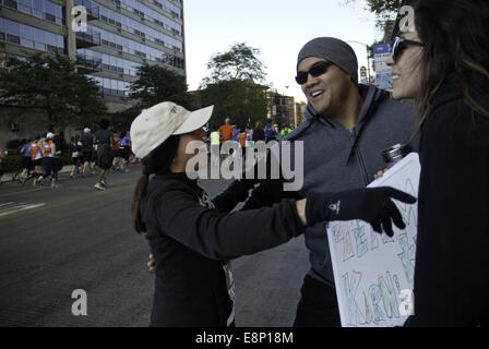 Chicago, Illinois, USA. 12. Oktober 2014. Das Wetter war ideal für die 2014 Chicago-Marathon, der am Sonntag, den 12. Oktober stattfand. Zu Beginn des Rennens war die Temperatur in den 40er Jahren. 45.000 Teilnehmer einschließlich der Rollstuhl-Athleten trat das 26 Meile Rennen, das durch verschiedene Stadtteile Chicagos gewickelt. Eliud Kipchoge, eine 29-jährige Läufer aus Kenia gewann das Rennen mit einer Zeit von 02:04:11. Kenia machte eine eins, zwei, drei Sweep, wie Sammy Kitwara zweiter mit einer Zeit von 02:04:28 wurde und Dickson Chumba auf den dritten bei 02:04:32 kam. Bildnachweis: ZUMA Press, Inc./Alamy Live-Nachrichten Stockfoto