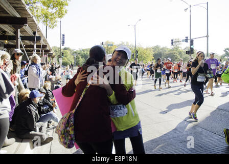 Chicago, Illinois, USA. 12. Oktober 2014. Das Wetter war ideal für die 2014 Chicago-Marathon, der am Sonntag, den 12. Oktober stattfand. Zu Beginn des Rennens war die Temperatur in den 40er Jahren. 45.000 Teilnehmer einschließlich der Rollstuhl-Athleten trat das 26 Meile Rennen, das durch verschiedene Stadtteile Chicagos gewickelt. Eliud Kipchoge, eine 29-jährige Läufer aus Kenia gewann das Rennen mit einer Zeit von 02:04:11. Kenia machte eine eins, zwei, drei Sweep, wie Sammy Kitwara zweiter mit einer Zeit von 02:04:28 wurde und Dickson Chumba auf den dritten bei 02:04:32 kam. Bildnachweis: ZUMA Press, Inc./Alamy Live-Nachrichten Stockfoto