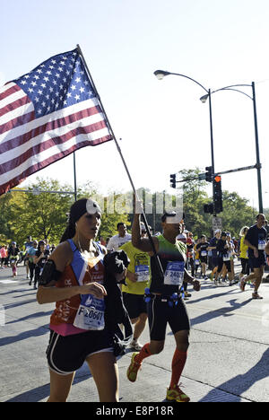 Chicago, Illinois, USA. 12. Oktober 2014. Das Wetter war ideal für die 2014 Chicago-Marathon, der am Sonntag, den 12. Oktober stattfand. Zu Beginn des Rennens war die Temperatur in den 40er Jahren. 45.000 Teilnehmer einschließlich der Rollstuhl-Athleten trat das 26 Meile Rennen, das durch verschiedene Stadtteile Chicagos gewickelt. Eliud Kipchoge, eine 29-jährige Läufer aus Kenia gewann das Rennen mit einer Zeit von 02:04:11. Kenia machte eine eins, zwei, drei Sweep, wie Sammy Kitwara zweiter mit einer Zeit von 02:04:28 wurde und Dickson Chumba auf den dritten bei 02:04:32 kam. Bildnachweis: ZUMA Press, Inc./Alamy Live-Nachrichten Stockfoto