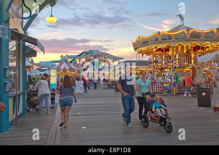 Wildwood, New Jersey - 5. September 2014: Touristen genießen die Fahrten, Essen und Sehenswürdigkeiten der Wildwood-Promenade in der Abenddämmerung Stockfoto