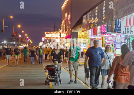 Wildwood, New Jersey - 5. September 2014: Touristen gehen die zwei Meilen lange Wildwood Promenade in der Nacht Stockfoto