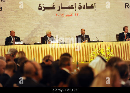 Kairo, Ägypten. 12. Oktober 2014. Der palästinensische Präsident Mahmoud Abbas (2 L) und der ägyptische Präsident Abdel-Fattah el-Sissi (2. R) Teilnahme an der internationalen Geberkonferenz für den Wiederaufbau des Gaza-Streifens in Kairo, Ägypten, am 12. Oktober 2014. Die internationale Geberkonferenz abgehalten am Sonntag in der ägyptischen Hauptstadt von Cairo aufgewachsen 5,4 Milliarden US-Dollar für den Bau des Gaza-Streifens. Bildnachweis: Pool/Xinhua/Alamy Live-Nachrichten Stockfoto