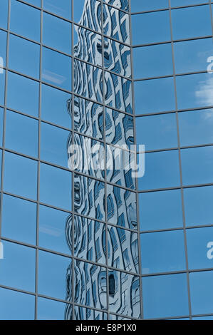 Reflexionen aus Glas-Gebäude Stockfoto