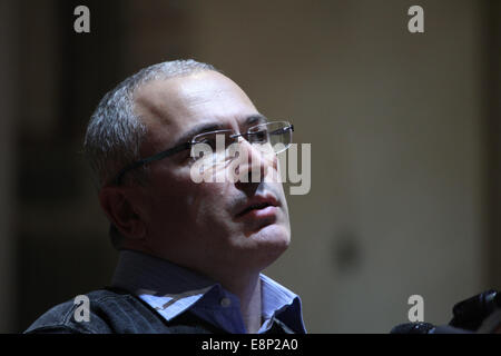 Prag, Tschechische Republik. 12. Oktober 2014. Ehemaligen russischen Öl-Tycoon und politische Gefangene Mikhail Khodorkovsky spricht bei der Eröffnung des Forum 2000-Konferenz in Prag, Tschechische Republik, im 12. Oktober 2014. Forum 2000 Konferenz verfolgt den Erbe des späten tschechischen Präsident Vaclav Havel durch die Werte der Demokratie und der Achtung der Menschenrechte zu unterstützen. Stockfoto