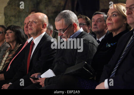 Prag, Tschechische Republik. 12. Oktober 2014. Ehemaligen russischen Öl-Tycoon und politische Gefangene Mikhail Khodorkovsky nimmt an der Eröffnung des Forum 2000-Konferenz in Prag, Tschechische Republik, im 12. Oktober 2014. Forum 2000 Konferenz verfolgt den Erbe des späten tschechischen Präsident Vaclav Havel durch die Werte der Demokratie und der Achtung der Menschenrechte zu unterstützen. Stockfoto