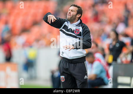 Houston, Texas, USA. 12. Oktober 2014. D.C. United Trainer Ben Olsen regt bei einem MLS-Spiel zwischen dem Houston Dynamo und DC United BBVA Compass-Stadion in Houston, TX am 12. Oktober 2014. DC gewann das Spiel 3: 1. Bildnachweis: Trask Smith/ZUMA Draht/Alamy Live-Nachrichten Stockfoto