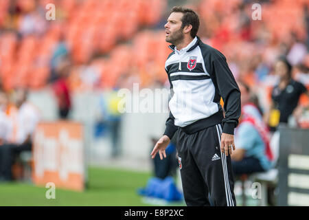 Houston, Texas, USA. 12. Oktober 2014. D.C. United Trainer Ben Olsen Uhren bei einem MLS-Spiel zwischen dem Houston Dynamo und DC United BBVA Compass-Stadion in Houston, TX am 12. Oktober 2014. DC gewann das Spiel 3: 1. Bildnachweis: Trask Smith/ZUMA Draht/Alamy Live-Nachrichten Stockfoto