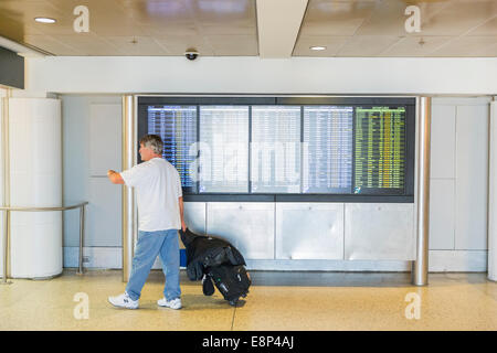 Ankünfte / Abflüge Informationen auf LCD-Sreens am Flughafen angezeigt wird Stockfoto