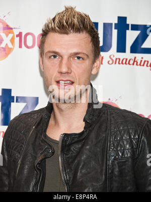 Bala Cynwyd, Pennsylvania, USA. 12. Oktober 2014. Nick Carter der amerikanischen Pop-Rock-Duo Nick & Ritter Posen im Mix 106 Performance Theatre am 12. Oktober 2014 in Bala Cynwyd, Pennsylvania, USA. Bildnachweis: Paul Froggatt/Alamy Live-Nachrichten Stockfoto