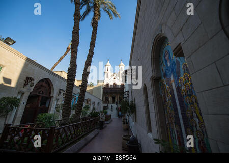 Kairo, Ägypten. 12. Oktober 2014. Touristen werden vor der hängenden koptischen Kirche in Kairo, Ägypten, 12. Oktober 2014 gesehen. Die Jahrhunderte alte Kirche wurde am 11. Oktober nach 16 Jahren der Renovierung wiedereröffnet. Bildnachweis: Pan-Chaoyue/Xinhua/Alamy Live-Nachrichten Stockfoto