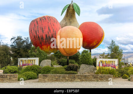 Riesige Früchte-Skulptur am Eingang zum Cromwell Otago Neuseeland Straßenrand Attraktion große Dinge Apfel Birne Aprikose Nektarine Stockfoto