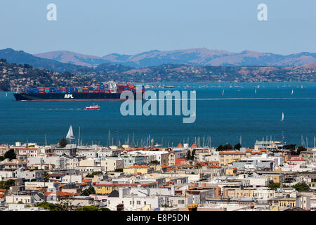 Blick auf ein Containerschiff in der Bucht von San Francisco aus der Nachbarschaft von Pacific Heights Stockfoto