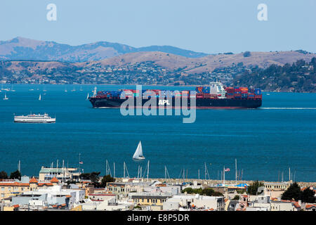 Blick auf ein Containerschiff in der Bucht von San Francisco aus der Nachbarschaft von Pacific Heights. Stockfoto