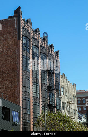 Putz gemalt schwarz auszusehen wie Eisen, auf einem Backsteingebäude in Pacific Heights, San Francisco Stockfoto