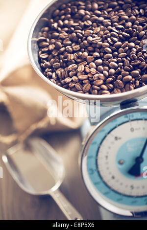 Nahaufnahme von gerösteten Kaffeebohnen auf Skalen Stockfoto