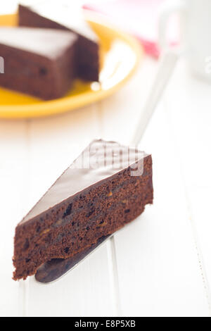 ein Stück Sachertorte auf Tisch Stockfoto