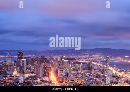 Die Aussicht ist von Twin Peaks. Es ist immer kalt in San Francisco, aber Wind und Winter machte es buchstäblich alle Einfrieren. Ich stand dort Stockfoto