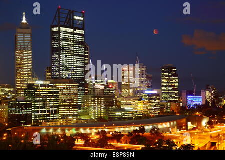 Die volle lunar eclipse am 8. Oktober 2014 - "Blutmond" - über die Stadt Perth, Western Australia. Stockfoto