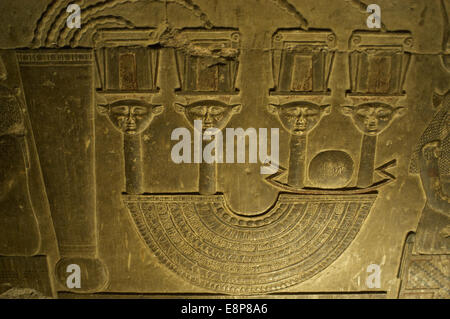 Ägyptische Kunst. Dendera. Hathor Tempel. Relief Darstellung einer Menat-Halskette mit vier Hathor Kopf Sistren. Unterirdische Krypta. Stockfoto