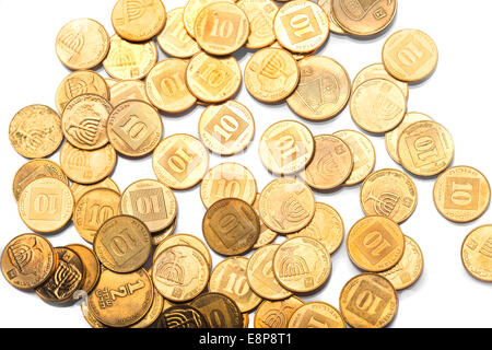 Verstreuten goldenen Münzen mit israelischen Symbole Stockfoto