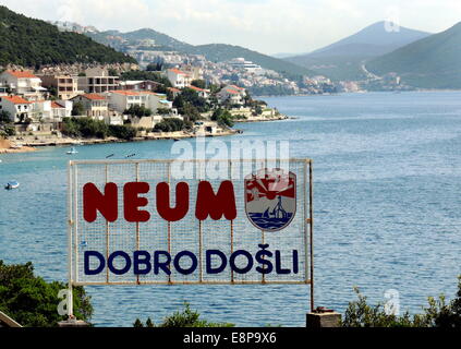 "Neum - Dobrodosli" (Willkommen in Neum), vor der Kulisse der Stadt Neum in Bosnien und Herzegowina, Zugang zum Adriatischen Meer des Staates, am 10. September 2014. Stockfoto