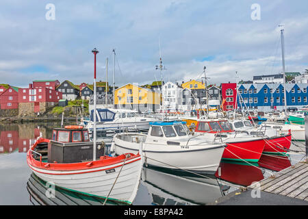 Angelboote/Fischerboote vertäut im kleinen Hafen Torshavn Färöer Inseln Stockfoto