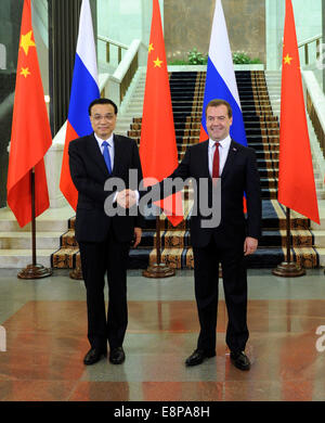 Moskau, Russland. 13. Oktober 2014. Chinesischer Premier Li Keqiang (L) trifft sich mit seinem russischen Amtskollegen Dmitry Medvedev in Moskau, die Hauptstadt von Russland, 13. Oktober 2014. Bildnachweis: Zhang Duo/Xinhua/Alamy Live-Nachrichten Stockfoto