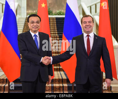 Moskau, Russland. 13. Oktober 2014. Chinesischer Premier Li Keqiang (L) trifft sich mit seinem russischen Amtskollegen Dmitry Medvedev in Moskau, die Hauptstadt von Russland, 13. Oktober 2014. Bildnachweis: Li Xueren/Xinhua/Alamy Live-Nachrichten Stockfoto