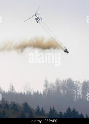 Ein Hubschrauber ist Wald im Schwarzwald, Süddeutschland, am 10. Oktober 2010 Kalkung. Stockfoto