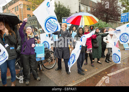 London, UK. 13. Oktober 2014. Tausende von NHS Arbeitnehmern, einschließlich Krankenschwestern, Hebammen und Krankenwagen Personal, einen vier-Stunden-Streik begonnen haben. Arbeitnehmer aus sechs Gewerkschaften nehmen Teil, die einige NHS Dienstleistungen - stören wird, obwohl dringend und Notfallversorgung nicht betroffen sein wird. Die Aktion - von 07:00 bis 11:00 BST - betrifft vor allem England, während einige Mitarbeiter in Nordirland beteiligt sind. Bildnachweis: PAUL GROVER/Alamy Live-Nachrichten Stockfoto