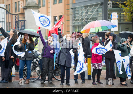 London, UK. 13. Oktober 2014. Tausende von NHS Arbeitnehmern, einschließlich Krankenschwestern, Hebammen und Krankenwagen Personal, einen vier-Stunden-Streik begonnen haben. Arbeitnehmer aus sechs Gewerkschaften nehmen Teil, die einige NHS Dienstleistungen - stören wird, obwohl dringend und Notfallversorgung nicht betroffen sein wird. Die Aktion - von 07:00 bis 11:00 BST - betrifft vor allem England, während einige Mitarbeiter in Nordirland beteiligt sind. Bildnachweis: PAUL GROVER/Alamy Live-Nachrichten Stockfoto