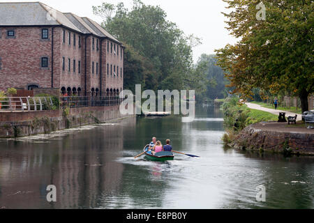 Chichester Canal mit Personen in einem Ruderboot, Chichester, West Sussex Stockfoto