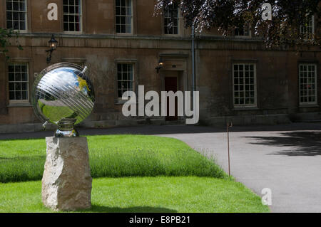 Diese Sonnenuhr im Balliol College Quad, feiert den 30. Jahrestag der Frauen, die in der Hochschule. Stockfoto