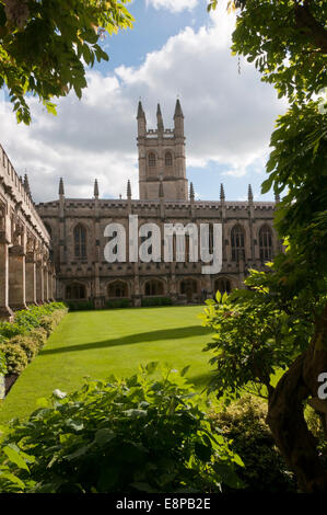 Der große Turm des Magdalen College in Oxford, gesehen aus der College-Kreuzgang. Stockfoto