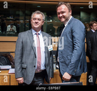 Luxemburg, Lux 13. Oktober 2014. Dan Jørgensen Minister für Ernährung, Landwirtschaft und Fischerei od Dänemark (R) und Minister für ländliche Angelegenheiten des Schweden Sven-Erik Bucht vor der Landwirtschaft und Fischerei Rat beim Europäischen Rat am Hauptsitz in Luxemburg auf 13.10.2014 EU-Minister versuchen, politische Einigung über Angeln .opportunities Mitgliedstaaten in der Ostsee für das Jahr 2015 von Wiktor Dabkowski Credit: Wiktor Dabkowski/ZUMA Draht/Alamy Live News Stockfoto