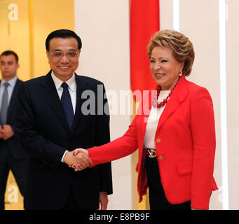 Moskau, Russland. 13. Oktober 2014. Chinesischer Premier Li Keqiang (L) trifft sich mit Valentina Matviyenko, Vorsitzende des Föderationsrates, in Moskau, die Hauptstadt von Russland, 13. Oktober 2014. Bildnachweis: Rao Aimin/Xinhua/Alamy Live-Nachrichten Stockfoto