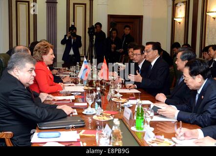 Moskau, Russland. 13. Oktober 2014. Der chinesische Ministerpräsident Li Keqiang trifft sich mit Valentina Matviyenko, Vorsitzende des Föderationsrates, in Moskau, die Hauptstadt von Russland, 13. Oktober 2014. Bildnachweis: Rao Aimin/Xinhua/Alamy Live-Nachrichten Stockfoto