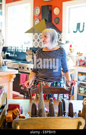 Ältere Frau in der Küche Stockfoto