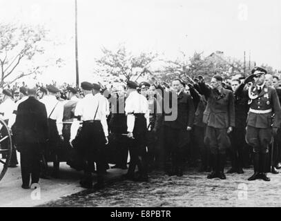 Die Trauerfeier für zwei Sudetendeutschen, die auf Motorrädern von der Polizei an einem Kontrollpunkt in Eger, Tschechoslowakei, 25. Mai 1938 Fluchtversuch erschossen wurden. Der NS-Propaganda-Text auf der Rückseite des Bildes vom 27. Mai 1938 lautet: "die Trauerfeier für Sudetendeutschen Märtyrer in Eger. Die Beerdigung fand am Mittwoch für die Sudeten Deutschen Georg Hoffmann und Nikla Boehm, die von den Tschechen erschossen wurden. Unser Bild: die Särge der ermordeten Männer werden durchgeführt, um Eger-Marktplatz unter den stillen Gruß der Sudetendeutschen. Rechts: die Deutsch-Attaché der Luftwaffe in Prag Major Moer Stockfoto