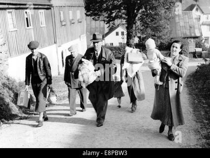 Das Bild eines Nazi-Nachrichtenberichts zeigt Sudetens deutsche Frauen, Männer und Kinder, die nach Überquerung der deutschen Grenze im September 1938 aus der Tschechoslowakei flohen. Fotoarchiv für Zeitgeschichtee - KEIN KABELDIENST Stockfoto