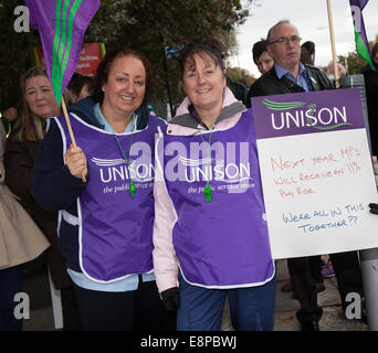 NHS Unison Protest in Kew, Southport, Merseyside, UK Oktober 2014. Krankenschwestern, Ambulanzfahrer und Hebammen veranstalten zusammen mit anderen Aktivisten der Union vier Stunden lang vor dem Southport General Hospital eine Protestdemonstration gegen niedrige Bezahlung. Stockfoto