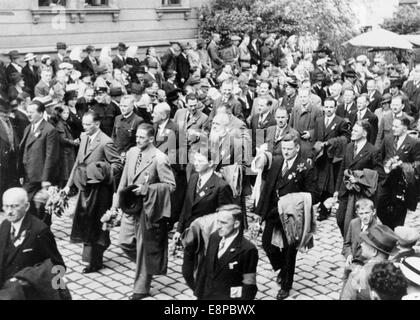 Der deutsche Sudetenpolitiker Konrad Henlein (1. Reihe, 2-l) wird während der Festprozession des Deutschen Kulturverbandes 1936 abgebildet. Fotoarchiv für Zeitgeschichte Stockfoto