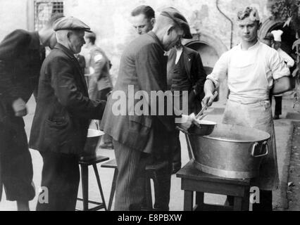 Das Bild aus Nazi-Nachrichtenberichten zeigt, dass Sudetendeutsche Flüchtlinge im September 1938 in Augustusburg gefüttert werden. Fotoarchiv für Zeitgeschichtee - KEIN KABELDIENST Stockfoto