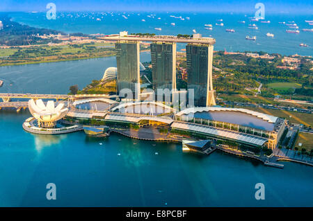 Singapur-21. März: The 6.3 Biliion Dollar (US) Marina Bay Sands Hotel dominiert die Skyline an der Marina Bay hinter der Esplanade Stockfoto