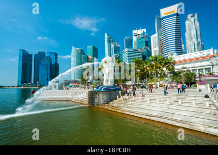 Singapur-März 19: The Merlion und das Marina Bay Sands Resort Hotel, angekündigt als der weltweit teuersten Standalone Casino p Stockfoto