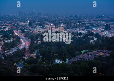 Blick auf 101 Freeway, der Hollywood Bowl & Los Angeles von Mulholland Drive, Kalifornien, USA Stockfoto