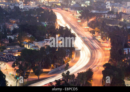 Blick auf 101 Freeway & Los Angeles von Mulholland Drive, Kalifornien, USA Stockfoto